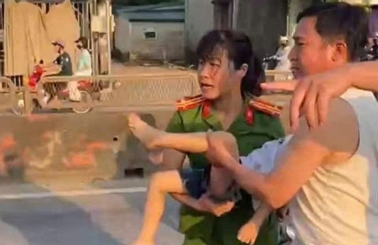 Gặp bé trai bị tai nạn trên đường, nữ cảnh sát cơ động kịp thời sơ cứu