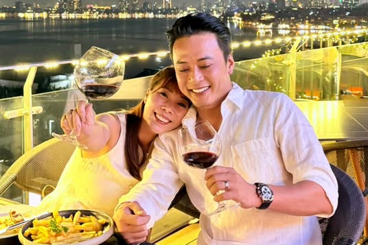 Nam thần phim VTV vừa kỷ niệm 25 năm bên vợ: Sống trong biệt thự 5 tầng, 3 mặt tiền giữa Hà Nội