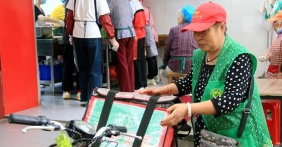 Người phụ nữ thu gom phế liệu đưa cơm cho 12 cụ già neo đơn suốt 3 năm