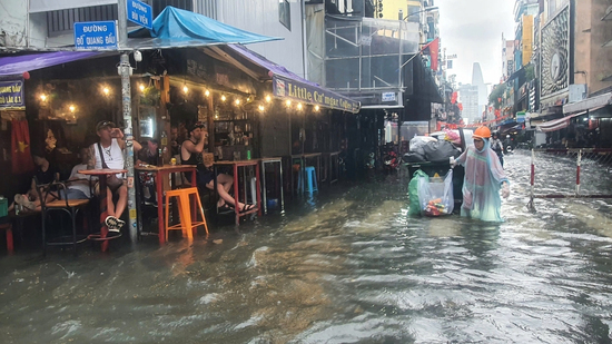 Nhiều tuyến đường trung tâm TP.HCM ngập sâu sau mưa lớn