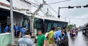 Ô tô chở 20 công nhân tông văng xe máy, lao lên vỉa hè đâm gãy trụ điện