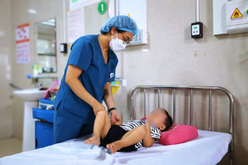 Bé trai 2 tuổi nhập viện cấp cứu sau khi chữa táo bón bằng lá lộc mại