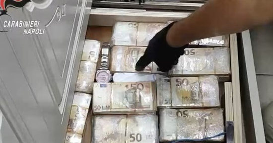 Cảnh sát đập tường, lật sàn và phát hiện hơn 600 cọc tiền mặt trị giá 95 tỷ đồng trong căn nhà của băng xã hội đen