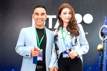 Con gái út MC Quyền Linh 18 tuổi đã cao hơn bố, nam MC đứng cạnh ái nữ liền hài hước gọi “em gái”