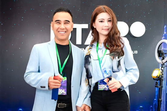 Con gái út MC Quyền Linh 18 tuổi đã cao hơn bố, nam MC đứng cạnh ái nữ liền hài hước gọi “em gái”