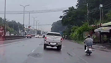Clip: Học sinh phóng xe máy đâm ngang ô tô ở giao lộ