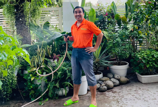 Cuộc sống của MC Quyền Linh trong biệt thự rộng 500m²: Trồng rau, chăm gần 100 gốc hồng, đi dép tổ ong tưới cây