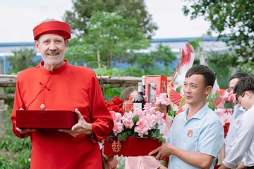 Chú rể 64 tuổi bay nửa vòng trái đất từ Mỹ về Đắk Lắk cưới vợ kém 21 tuổi