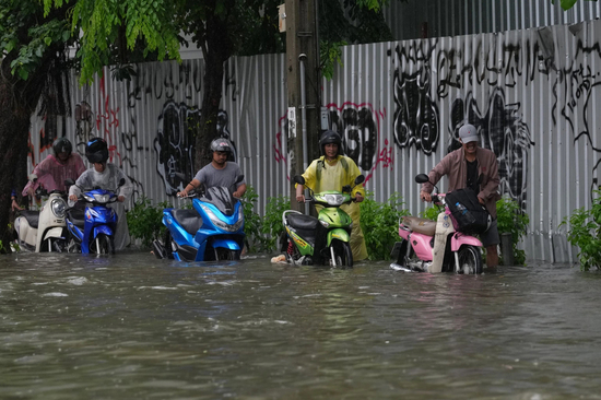 Bangkok đóng cửa trường học, đề nghị công chức làm việc tại nhà vì mưa lũ