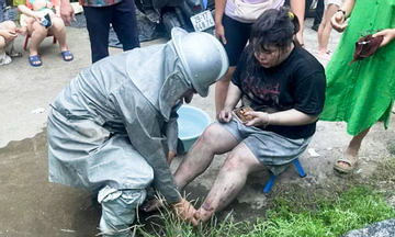 Cháy nhà 5 tầng ở Hà Nội, cảnh sát giải cứu 2 người mắc kẹt