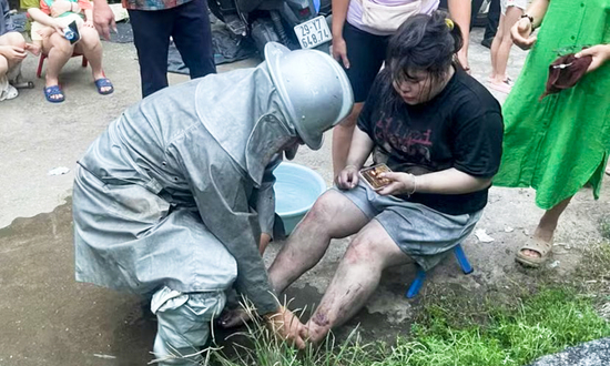 Cháy nhà 5 tầng ở Hà Nội, cảnh sát giải cứu 2 người mắc kẹt