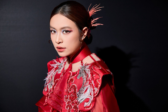 Nữ ca sĩ tuổi 38 ngày càng trẻ trung, xuống phố với outfit gần 1,2 tỷ, riêng một món đã giá 1 tỷ