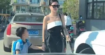 Mẹ mặc đồ lộng lẫy như sao dự thảm đỏ đến trường đón con tan học khiến ai cũng ngoái nhìn