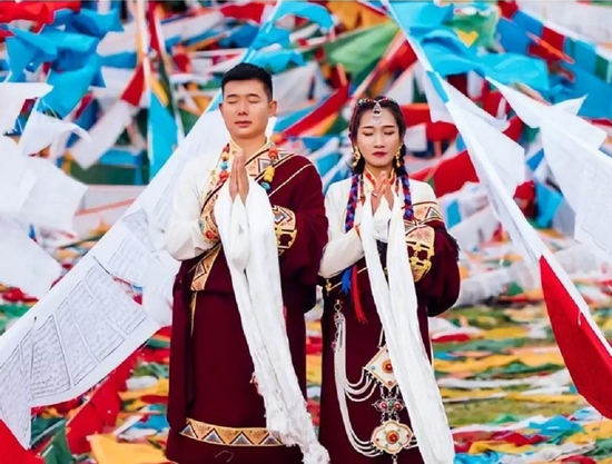 Tại sao người Tây Tạng lại tặng nhau khăn trắng?