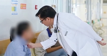 Tan ca giữa trời mưa giông, người phụ nữ bị sét đánh, cổ đeo dây chuyền cháy xém