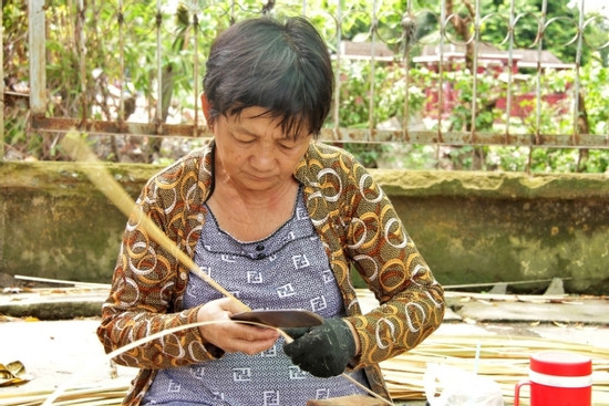 Theo nghề đan giỏ trạc từ năm 14 tuổi, U60 TPHCM đau đáu tìm người kế nghiệp