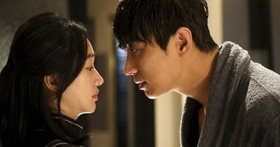 Vợ nói đi gặp đối tác nhưng lại đến nhà chồng cũ, tôi xông vào thì chứng kiến cảnh tượng cả đời không quên