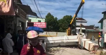 Xe cẩu làm sập cổng làng, bé trai lớp 3 đứt lìa cánh tay