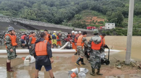 Bão Saudel gây mưa lớn, lũ cuồn cuộn trên đường phố Trung Quốc