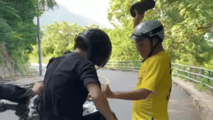 Clip người đàn ông chặn xe, đánh tới tấp vào đầu thanh niên ở ngọn Hải Đăng Vũng Tàu