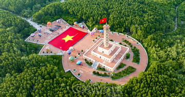 Ngắm lá cờ Tổ quốc lớn nhất Việt Nam tung bay giữa đất trời Đất Mũi, kích thước khiến nhiều người bất ngờ