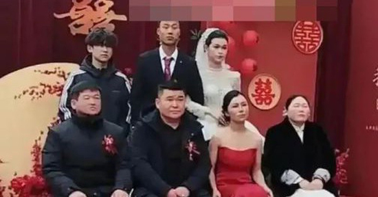 Dự đám cưới, mẹ cô dâu diện trang phục 
