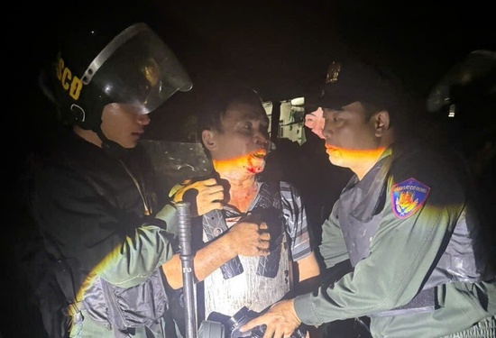 Người đàn ông mặc áo giáp tự chế, dùng dao tấn công hai cán bộ công an