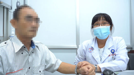 Người đàn ông nhiều lần rửa phổi vì căn bệnh hiếm gặp, chỉ vài ca trên triệu dân