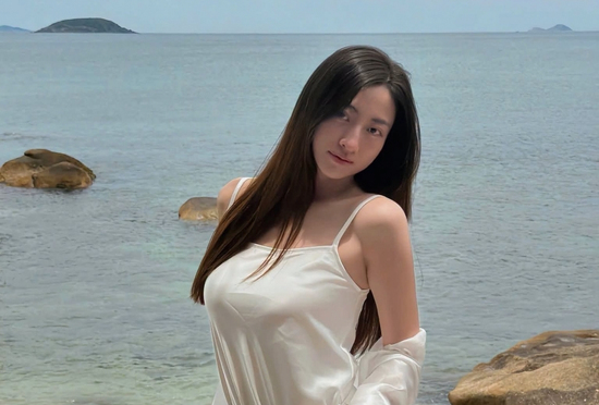 Lương Thùy Linh “lạc lối” giữa Nha Trang xinh đẹp
