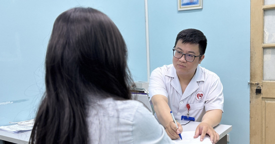Xem video ngắn 10 giờ/ngày, nhân viên ngân hàng ở Hà Nội phải điều trị tâm thần