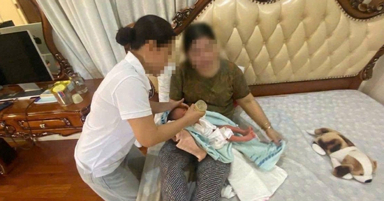 Bé trai sơ sinh bị bỏ rơi trước cửa nhà dân, mẹ để thư nói đang bế tắc
