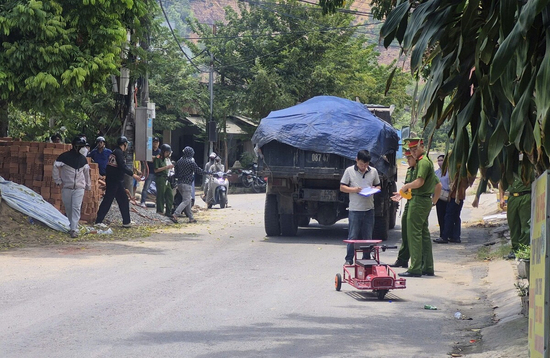 Va chạm xe tải chở vật liệu, bé trai tử vong thương tâm