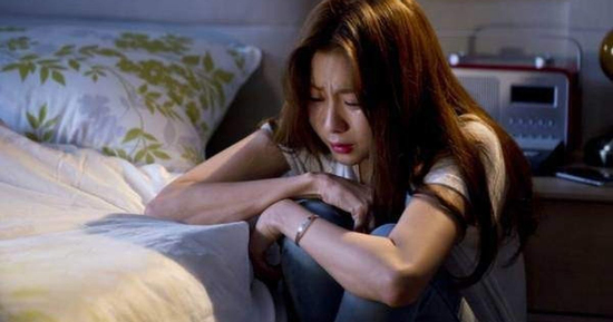 Chồng lén cùng vợ cũ đưa con riêng về quê nghỉ lễ, tôi nóng ruột bắt xe theo sau thì thấy cảnh tượng buồn