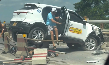 Ô tô húc văng dải phân cách, va chạm xe máy trên cầu Thanh Trì