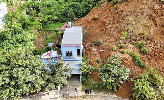 Taluy dương sạt xuống, làm sập một phần nhà dân bên Quốc lộ 3