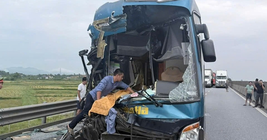 Xe khách tông ô tô đầu kéo trên cao tốc, 5 người bị thương