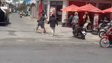 [Clip] Nhóm nam nữ đánh nhau giữa đường gây náo loạn