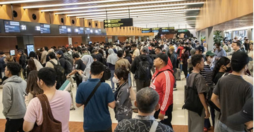 Núi lửa ở Indonesia phun trào, 170.000 người mắc kẹt