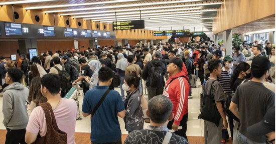 Núi lửa ở Indonesia phun trào, 170.000 người mắc kẹt