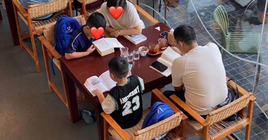 Bức ảnh gia đình trong quán cafe gây sốt khắp MXH, hai cậu bé làm một việc khiến nhiều người “xin vía”