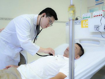 Người đàn ông ngưng tim trên bàn ăn, thoát chết nhờ gia đình biết làm một việc