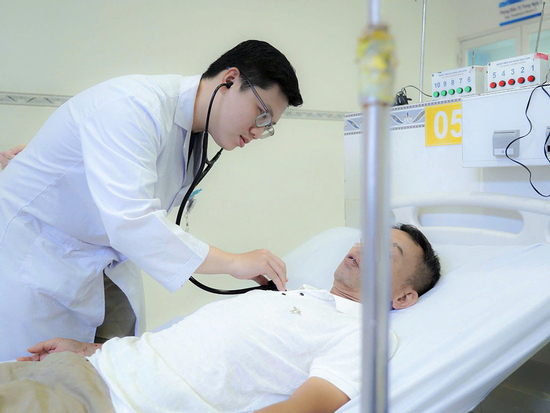 Người đàn ông ngưng tim trên bàn ăn, thoát chết nhờ gia đình biết làm một việc