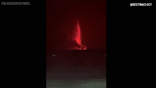Video khoảnh khắc núi lửa Indonesia phun trào, dung nham đỏ rực, tia sét xé trời